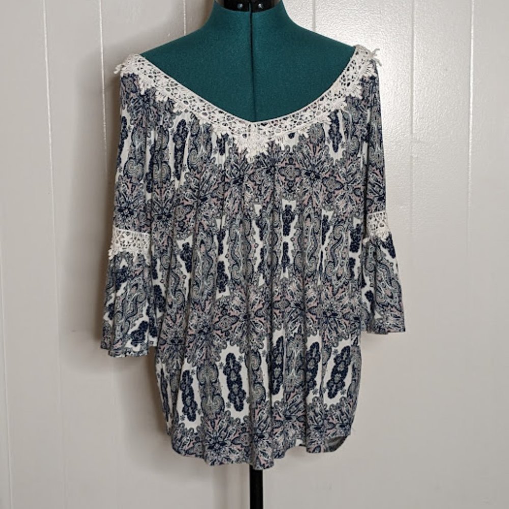 G Collection Open Shoulder Lace Tunica Top Flared Sleeve. Size L.